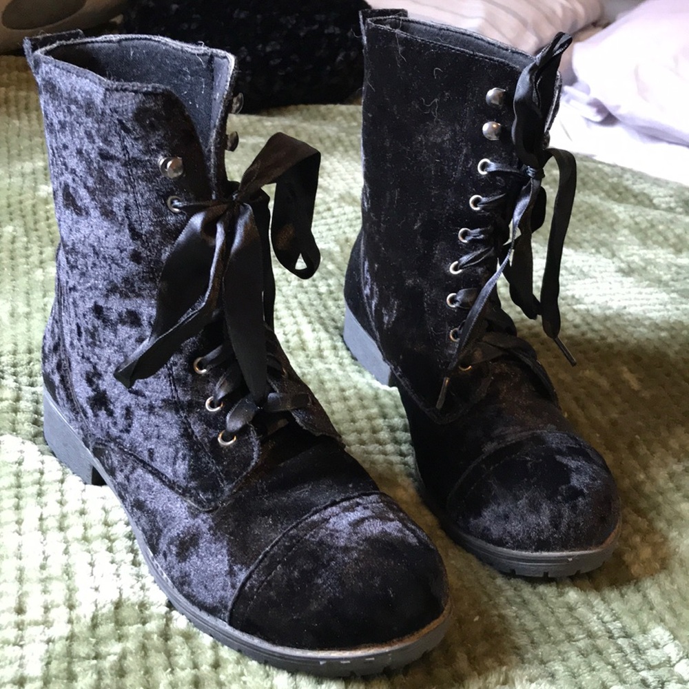 HOT TOPIC black velvet combat boots